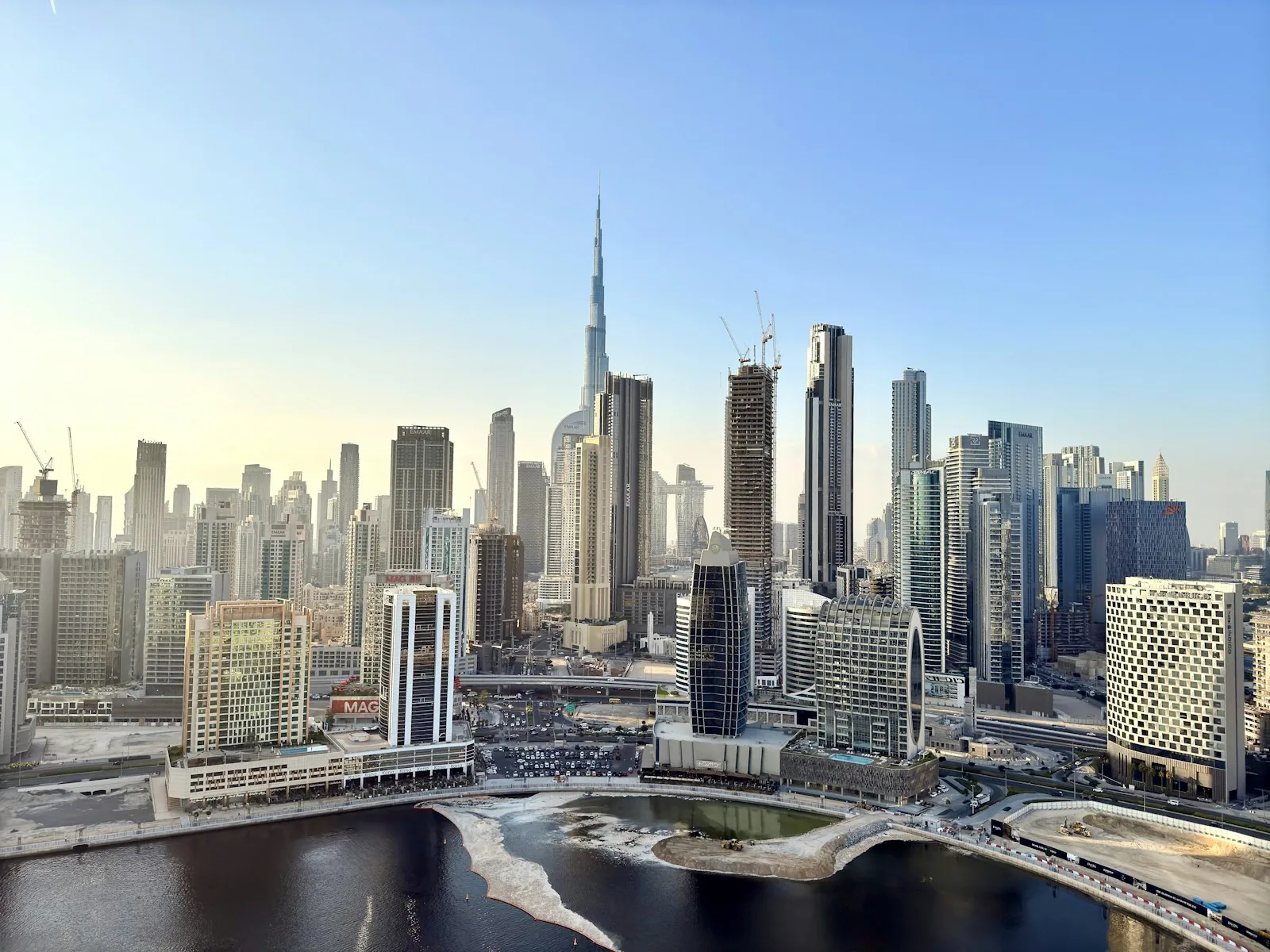 أفق الخليج التجاري في دبي مع برج خليفة